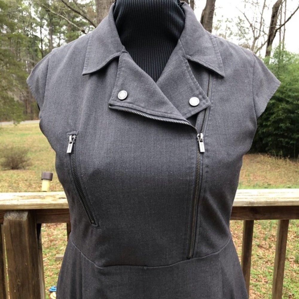 Sleeveless dress with pockets